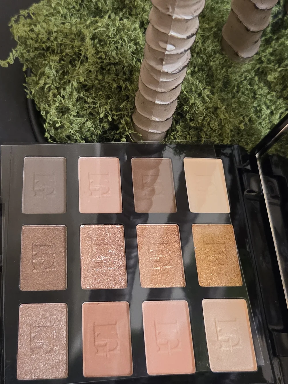 Laura Geller Nude Attitude 12 Multi-Finish Eyeshadow Palette – New